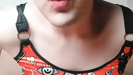 Cadılar bayramı sevimli giyinmiş güzel kadın