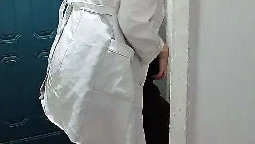 Dokter lesbian seksi crot di mulut pasiennya