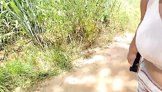 Pamer dan bercinta di tengah jalan.
