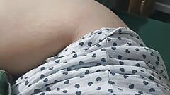 Stiefsohn nackt im bett in der nähe von stiefmutter mit riesigen natürlichen titten