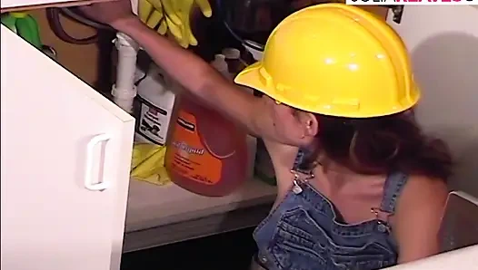 Pelacur hot nyepong kontol besar lalu memasukkannya ke dalam memek basahnya