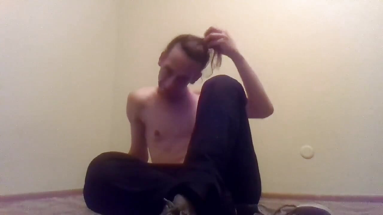 Topless transgirl escovando seu próprio cabelo