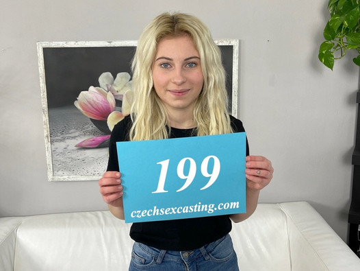 Sexy blondine wordt geneukt tijdens een casting