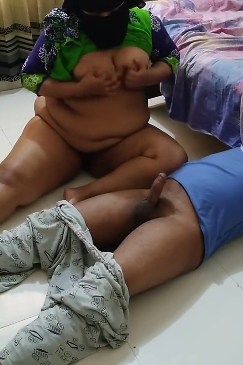 실수로 침대 밑에 갇힌 낯선 사람이 이웃 아줌마와 섹스 - 비 사정