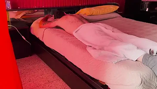 Versaute masseuse sitzt auf dem gesicht des kunden und nimmt seinen schwanz in ihren arsch bis zum letzten tropfen