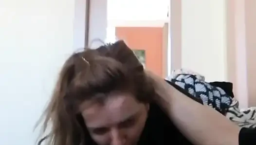 Sementara dia menonton TV, aku memberinya blowjob