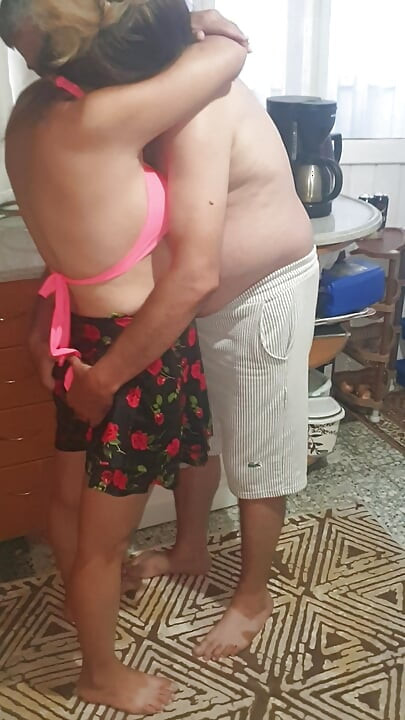 Meine versuche, meine freundin sexuell zu erregen, während sie die küche putzt.
