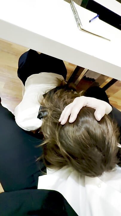Min sekretær sutter min pik for en lønforhøjelse på kontoret
