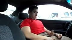 Une latino poilue se branle dans la voiture
