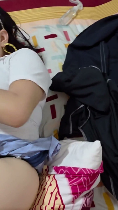 A horny Latina enters my house looking for me to make her wet between her legs. | klip 3