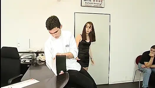 Худенькую крошку-брюнетку жестко трахнули в офисном деле