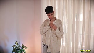 Magro twink magico c sega il suo grosso cazzo e spara un grosso carico di sperma su tutto il suo tatuaggio