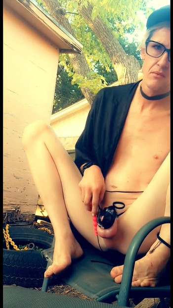 在我的玩具上弹跳，我的鸡巴被锁在户外！