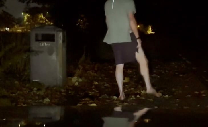 Al mijn kleren langzaam in het openbaar aan de kant van de weg uittrekken
