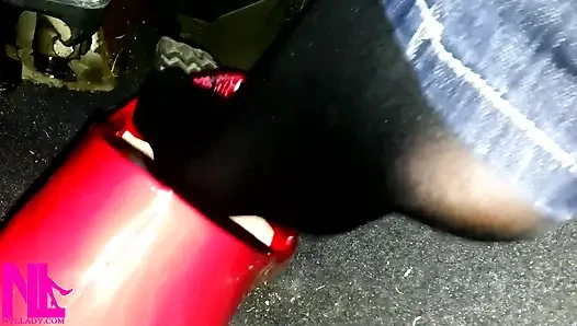 Pedalpumpen und Entspannen meiner abgespritzten Füße in roten pattent Flats