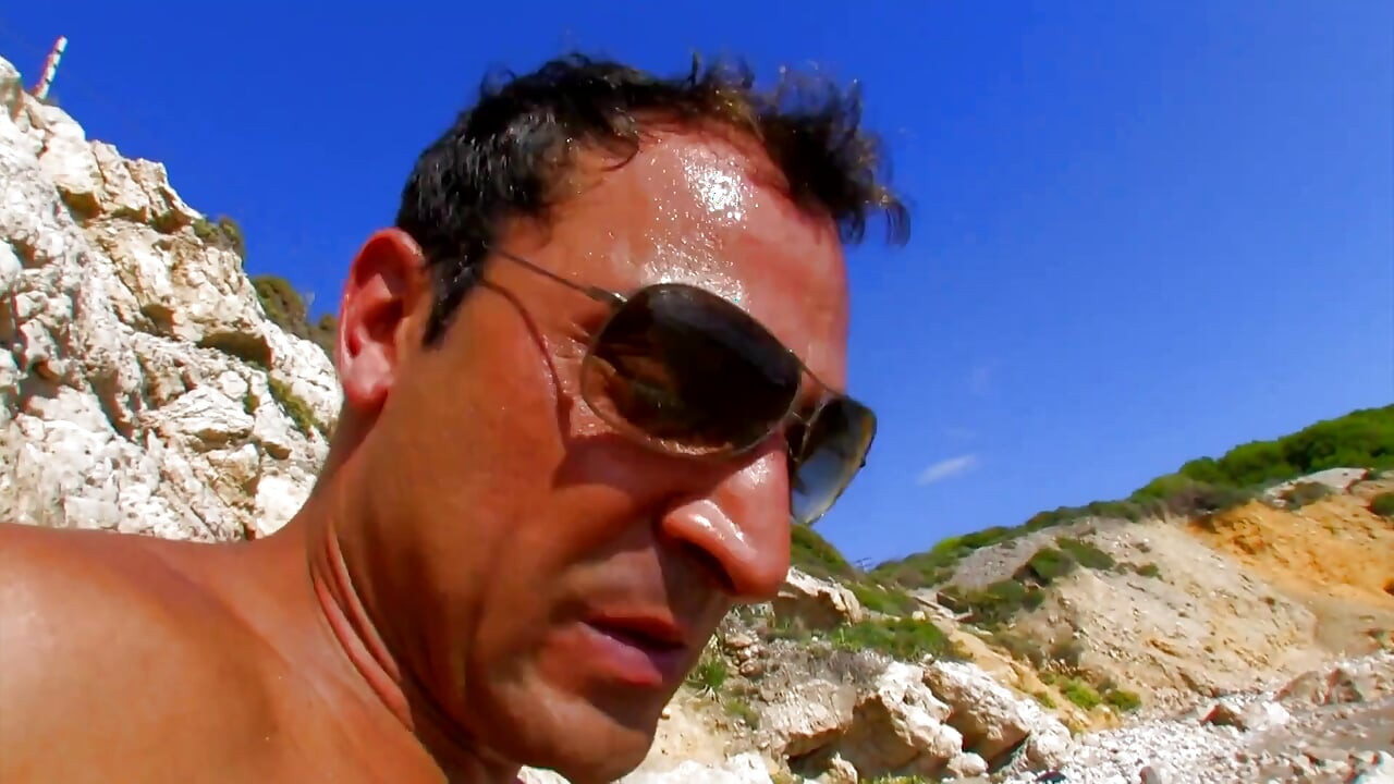 MILF montel dikongkek keras di pantai