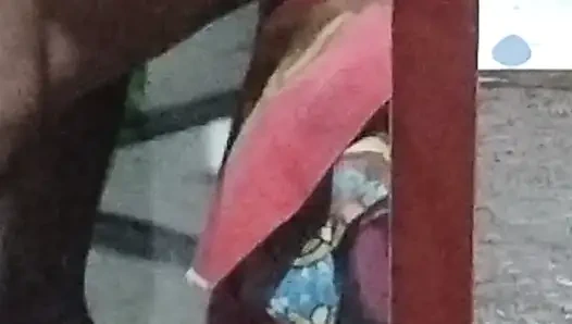 Hintli evli kadın komşusu tarafından sikiliyor