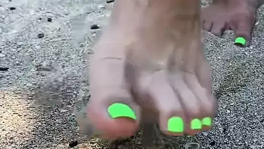 Sexywifesfeet19 at the beach showing her toes
