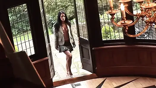Şehvetli bebek amının uzun sikiş deliği dölle dolu minik görünüyor