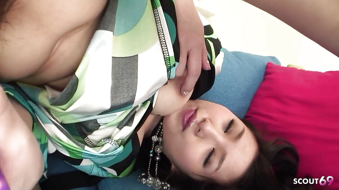 Asiática milf Ayana atrapada masturbándose y recibiendo mamada