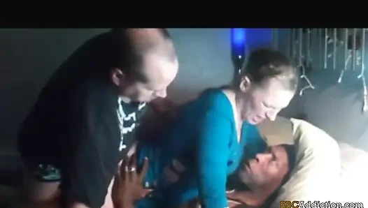 Зависимость большого черного члена - 100% любительское и домашнее порно видео. Милфы пристрастились к большому черному члену и межрасовому шпилингу.