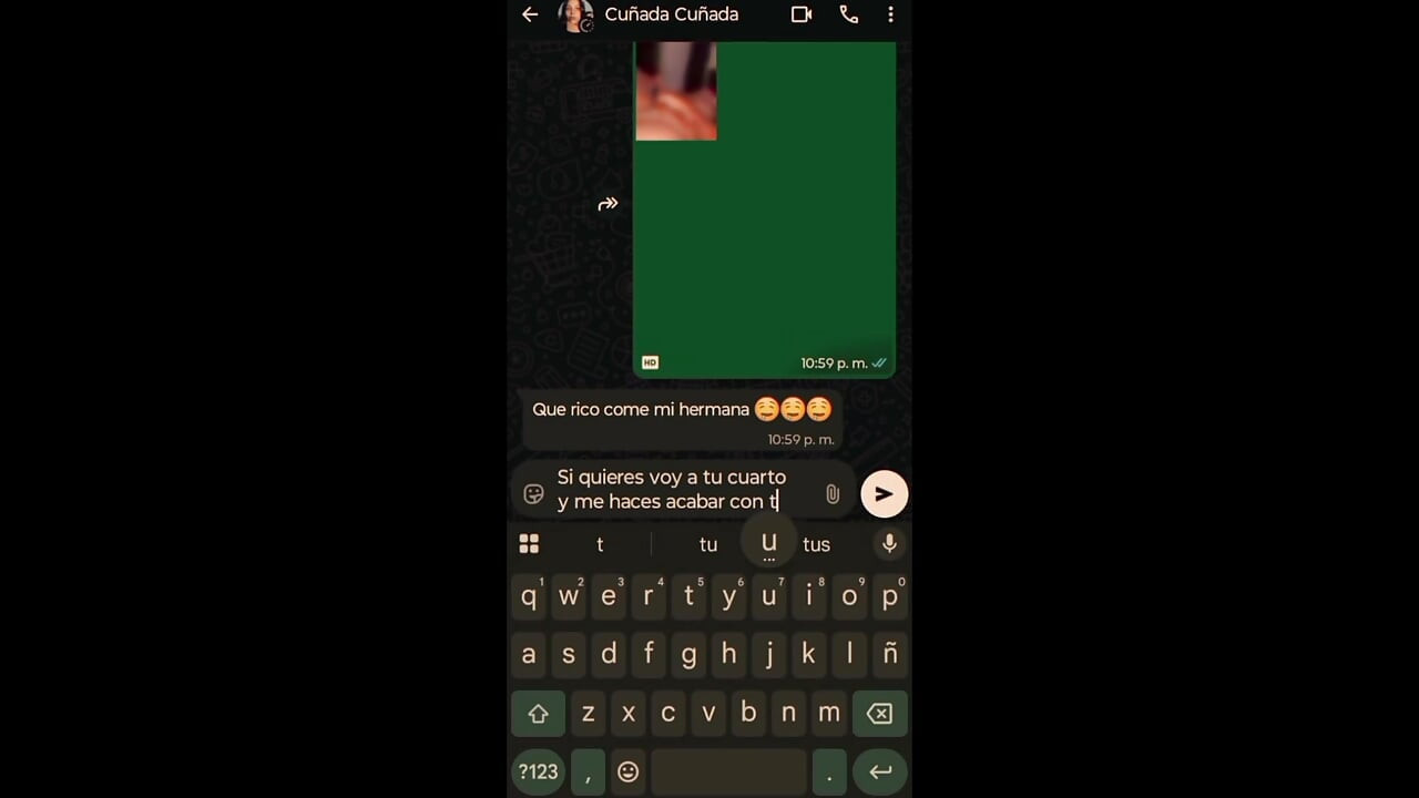 أرسلت رسالة نصية لزوجة أخي وذهبت إلى غرفتها لأريها قضيبي