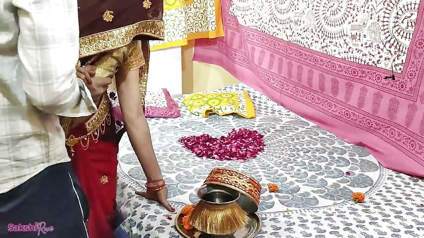 Karvachauth par utha uthake chudayi kari, upwas lund ke pani se khola, Puri raat jamkar pela chut ke pani se bedsheet bhig gaya