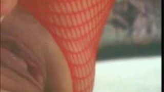 Ältere Dame in rotem Bodystocking und großer Muschi oo