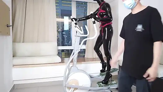 Mz27 - lateksle bağlı bir kız koşu bandında yürüyor