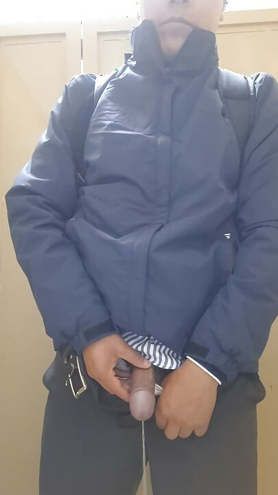 बाथरूममध्ये लघवी करणे