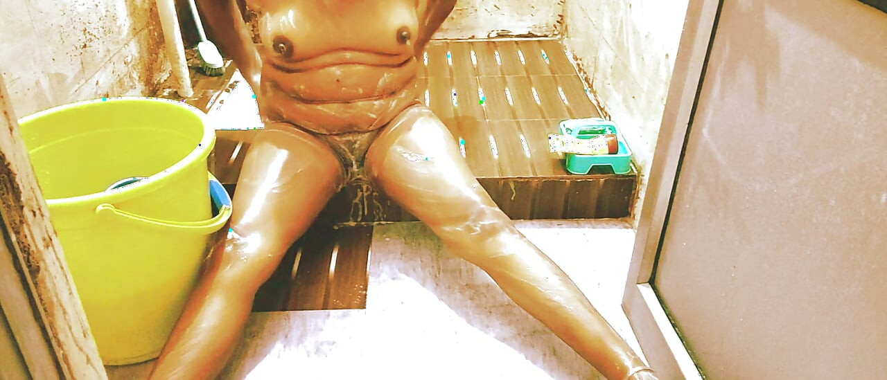 Boobs, hips, hopes, Desi Bhabhi's full body massage look and enjoy the body massage in the bathroom and enjoy rubbing the pussy.