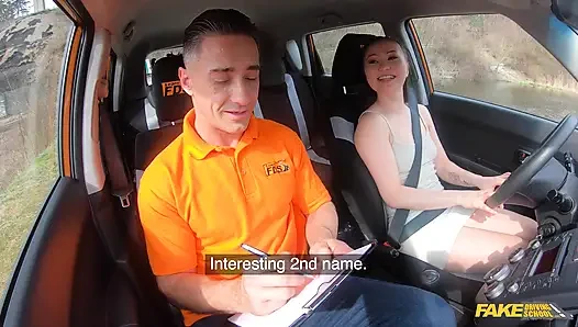 Fake driving school - asiatin lernt, stock zu fahren und nimmt eine große ladung
