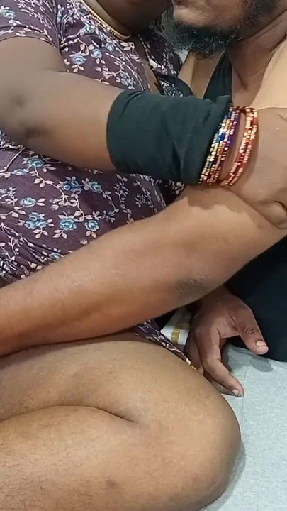 Momento clave de "Una esposa tamil seduce a su cuñado e hizo una sesión caliente en la cama"