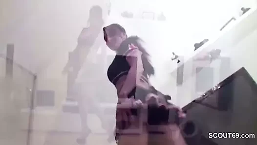 Sie erwischt Stief-Bruder mit der Putze und fickt mit