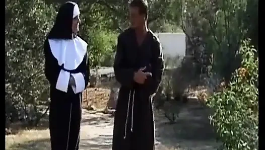 Tante girang jerman rambut cokelat dengan tubuh aduhai digilir di pesta seks di luar ruangan