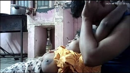 Indische huisvrouw toont haar grote borsten