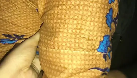 Gadis muslim India berhijab lagi asik nyepong kontol sampai dicrot di dalam