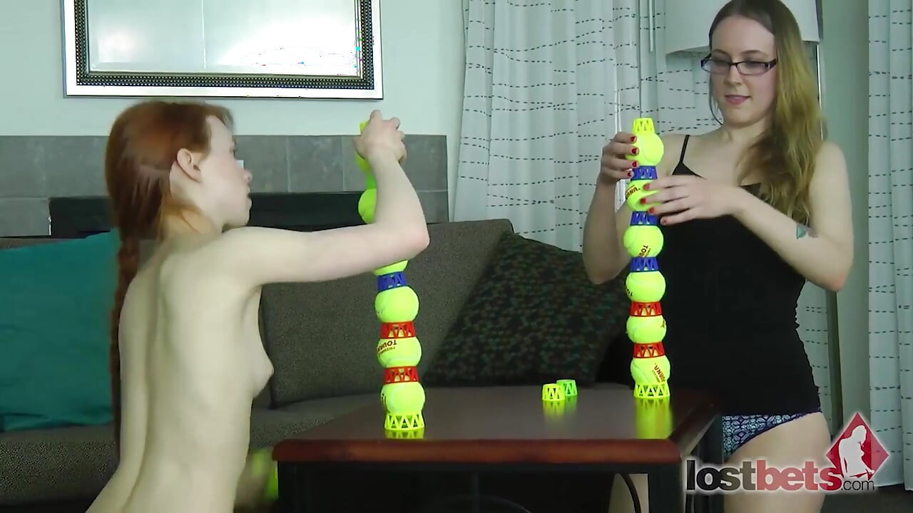 Zwei lesben in einer intimen Strip Ball Stacks herausforderung