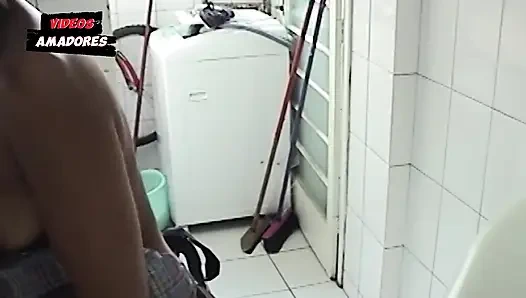 Hizmetçi çıplak çalışırken filme alındı