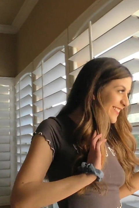 У шлюшки естественного происхождения Натали Брукс тугая манда