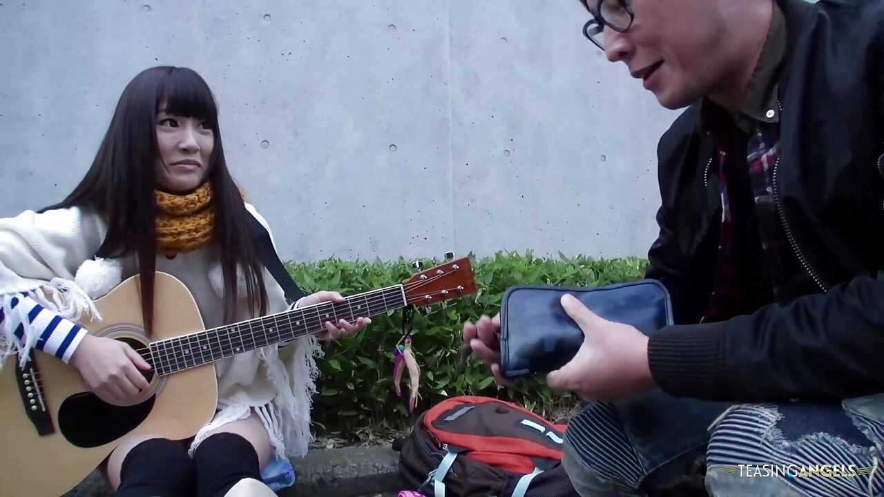 Dia bermain gitar di jalan dan kemudian terlibat dalam aktivitas seksual yang intens