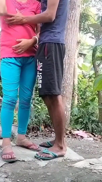 Moment cheie de la "Iubita de la sat sex cu iubitul ei în roșu t-shart în aer liber (videoclip oficial de villagesex91)"