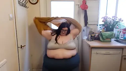 SSBBW probiert neuen bikinis fetten baucharsch an