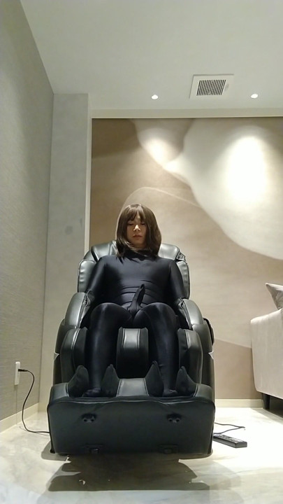 A cross-dressing boy is restrained and rubbed in a massage chair in an embarrassing appearance | Clip 1