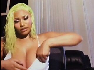 Nicki Minaj mengusik awak dengan buah dada besarnya