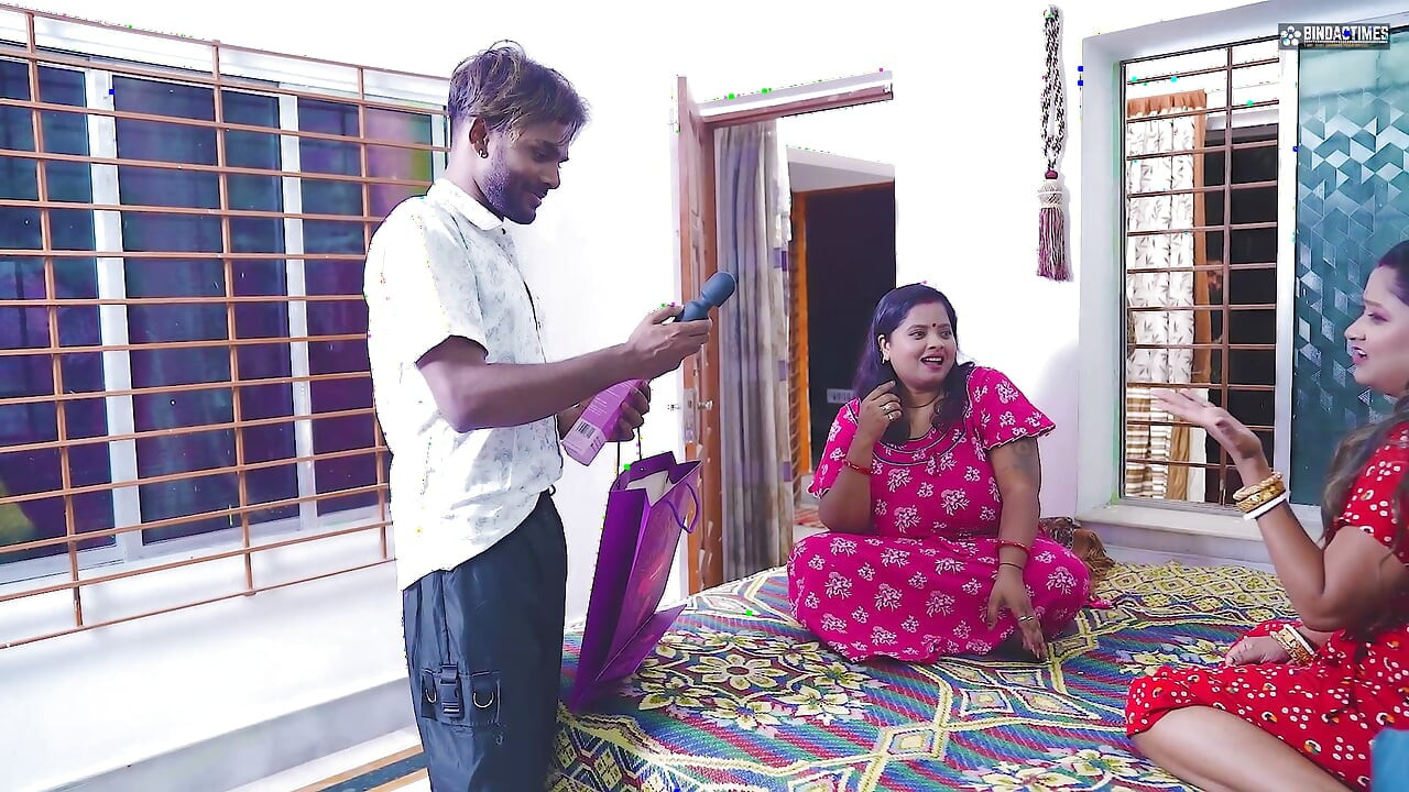 Two Desi & Horny Bhabhi StarSudipa & Mampi Fuck Two Delivery Boy when their Husband Not at Home ( Hindi Audio )