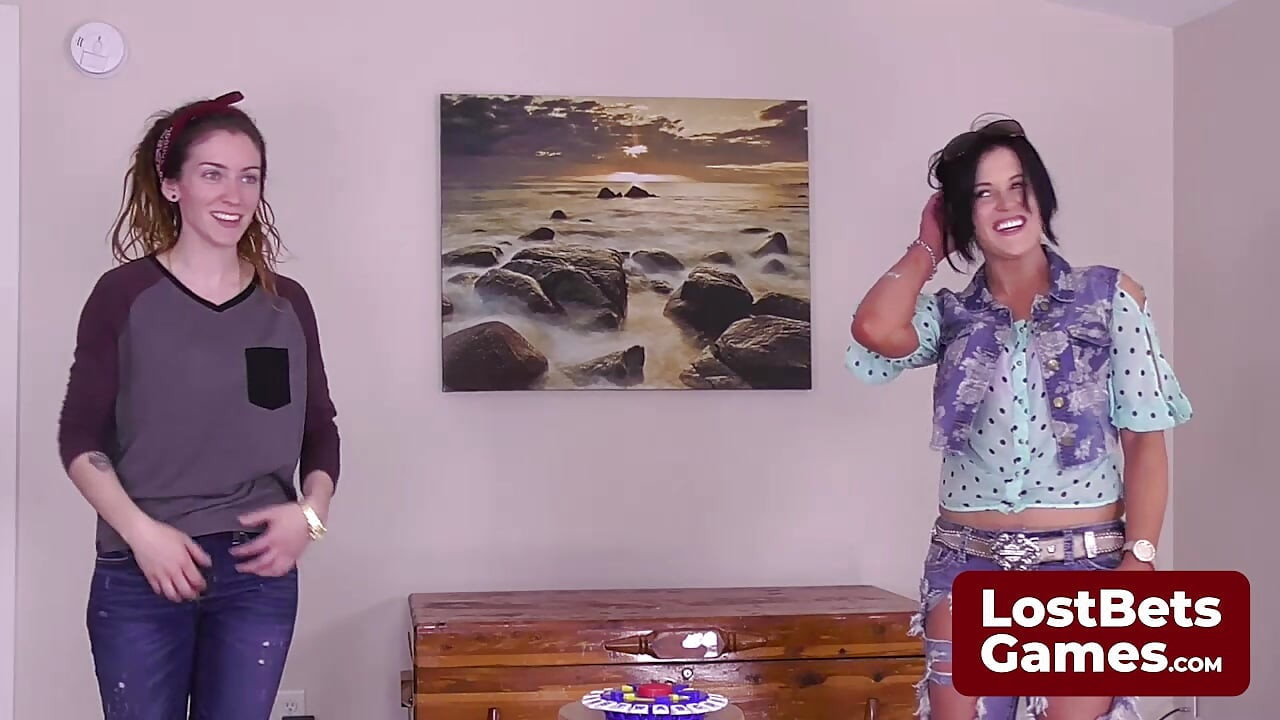 Игра-стриптиз с Stefanie и SarahBeth