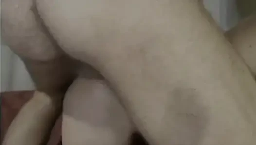 Der ehemann berührt sie, während drei männer sie ficken.