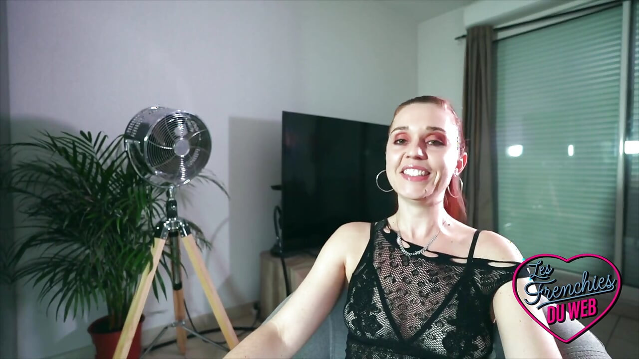 Kira recebe duplo sexo vaginal pela primeira vez