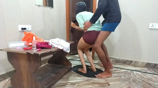 Üvey erkek kardeşim beni çıplak banyo yaparken gördü, büyük götümü ve pembe amımı gördü, beni sikmek istiyor Hintçe ses, xxx, mms, porno, xvideos, se